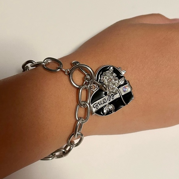VINTAGE Guess - Black Enamel Heart Charm Bracelet - Picture 3 of 6
